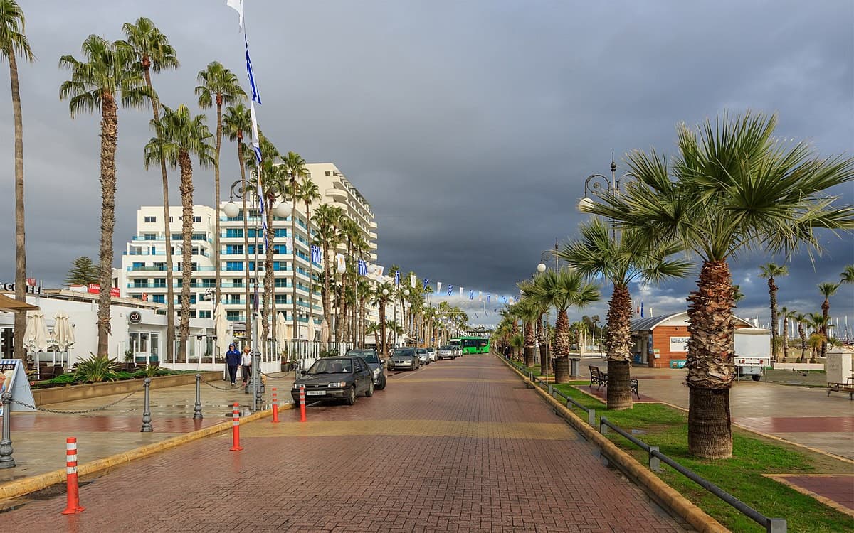 larnaca city finikoudes